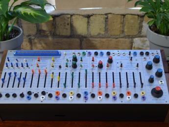 Buchla Easel Command 208c, la evolución del legendario módulo y sinte de sobremesa