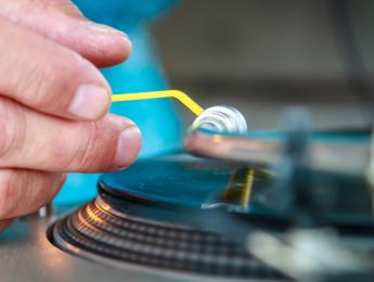 Cómo aislar las vibraciones de los giradiscos en la cabina del DJ: 3 formas efectivas