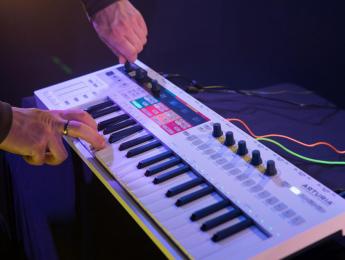 Arturia KeyStep Pro reúne varias pistas de secuenciador en un teclado controlador portátil
