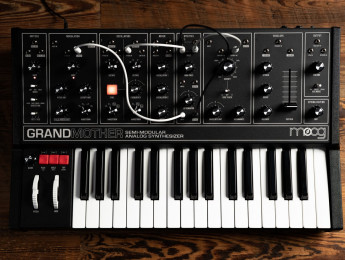 Moog Matriarch y Grandmother, vuelta al negro en su edición Dark Series