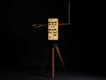 Moog Claravox Centennial, pasado y futuro del theremin en un elegante instrumento