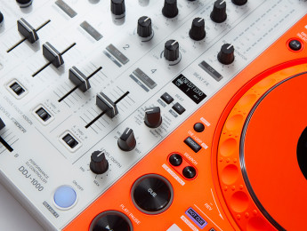 Nuevo controlador en edición limitada Pioneer DDJ-1000-OW