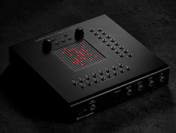 Erica Synths Matrix Mixer, versión de sobremesa del mezclador modular de 16x16