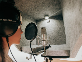 Una mini-cabina para voces asequible: t.akustik Vocal Head Booth