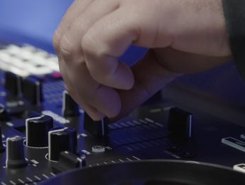 Numark NS4FX, controlador de cuatro canales compatible con Serato