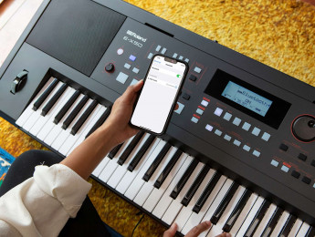 Roland E-X50, un teclado de acompañamiento con 689 sonidos, altavoces y Bluetooth por 399 €