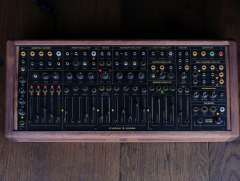 ST Modular Euphoria, un analógico west-coast semimodular DIY con 1.680 partes para soldar y montar