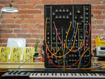El Moog Model 10 vuelve a producirse… sí, otra vez