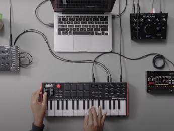 Akai MPK Mini Plus, un miniteclado con más teclas, más conectividad y secuenciador