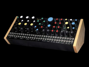Pittsburgh Modular Taiga, un sintetizador semimodular parafónico de 3 osciladores