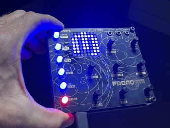 Meebleeps Freaq FM, un sintetizador FM a 8 bits con secuenciador generativo