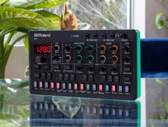 Roland S-1 Synth Tweak, un SH-101 polifónico en AIRA Compact