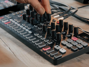 IK Multimedia UNO Synth Pro X, la familia crece con otro sinte analógico de sobremesa