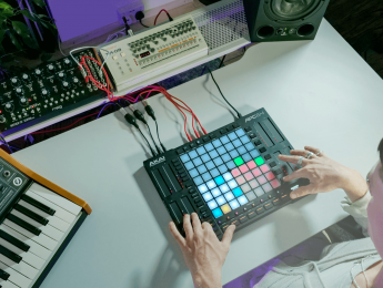 Akai APC64, controlador para Ableton Live con secuenciador MIDI / CV autónomo