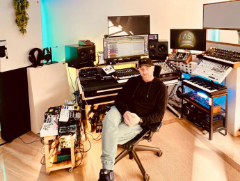 Adrián Schinoff nos muestra su estudio y un proyecto de producción