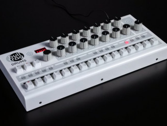 Erica Synths Bullfrog Drums, una caja de ritmos educacional creada junto a Richie Hawtin