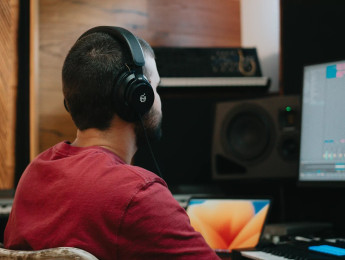 Adam Audio H200, unos auriculares de monitorización que vienen con plugin de calibración