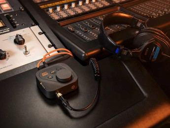 IK Multimedia ARC on Ear: escucha plana y portátil para tus auriculares