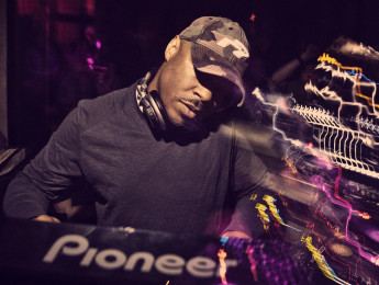 ¿Qué equipo usan las leyendas del techno?: Robert Hood y la disciplina de la TR-909