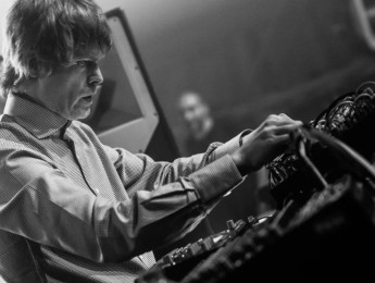 ¿Qué equipo usan las leyendas del techno?: Surgeon y su forma de entender el techno en directo