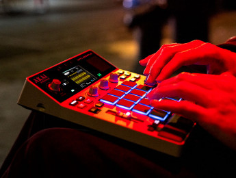 Cómo y por qué el Akai MPC Sample ha incendiado Internet