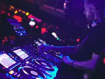 AlphaTheta compra DJ Monitor: KUVO renace, esta vez para que el productor cobre
