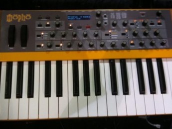 Una versión de DSi Mopho con teclas se pasea por el NAMM