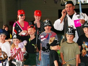 Warner recluta jóvenes para luchar contra la piratería