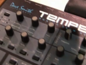 Dave Smith muestra la caja de ritmos Tempest