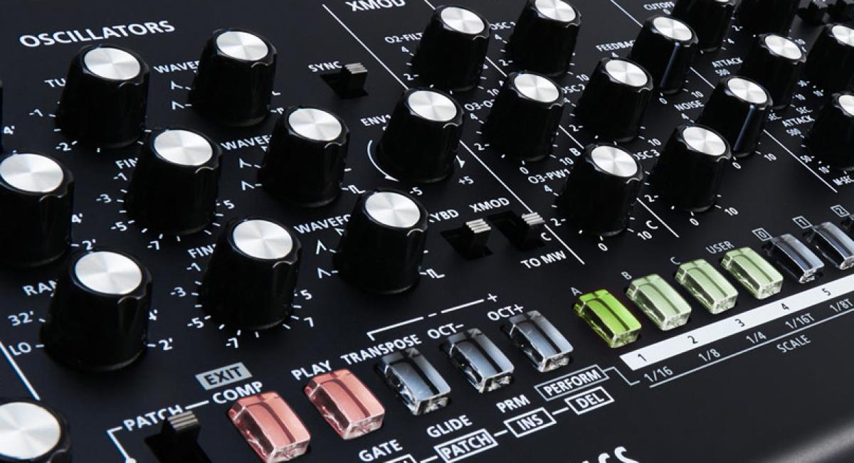 Review de Roland SE-02, la evolución del MiniMoog según Studio