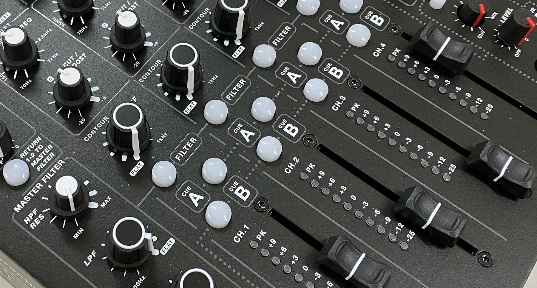 Review de Model 1.4 de PLAYdifferently, un mezclador DJ híbrido de alta gama