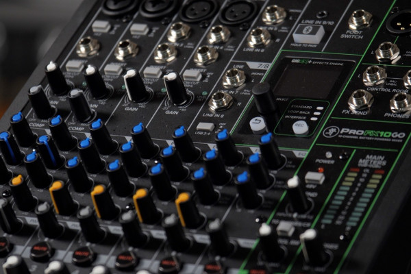 Review de Mackie ProFX10 GO, un mezclador con 8 horas de autonomía