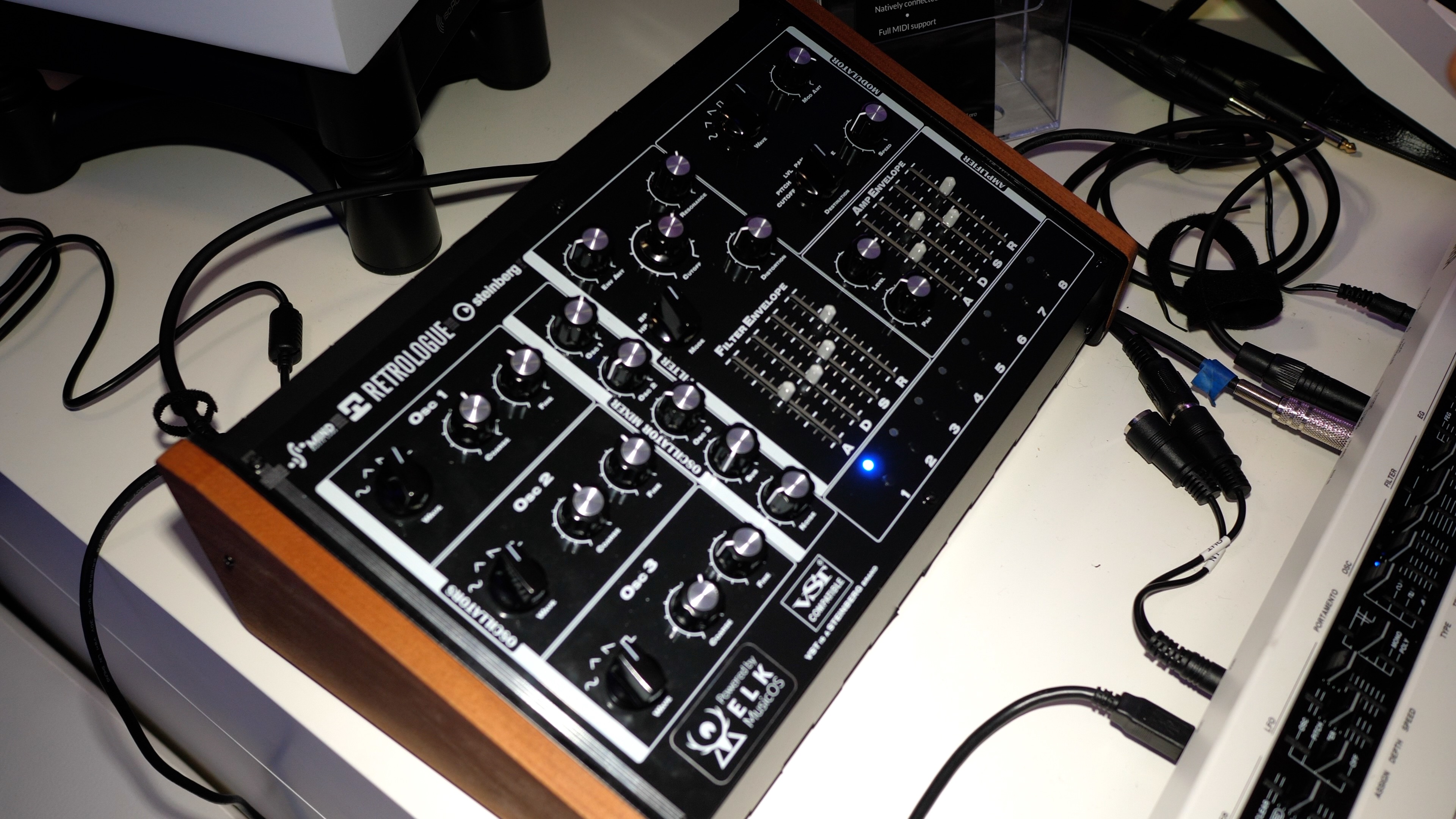 Retrologue en hardware, un VST hecho carne | Hispasonic