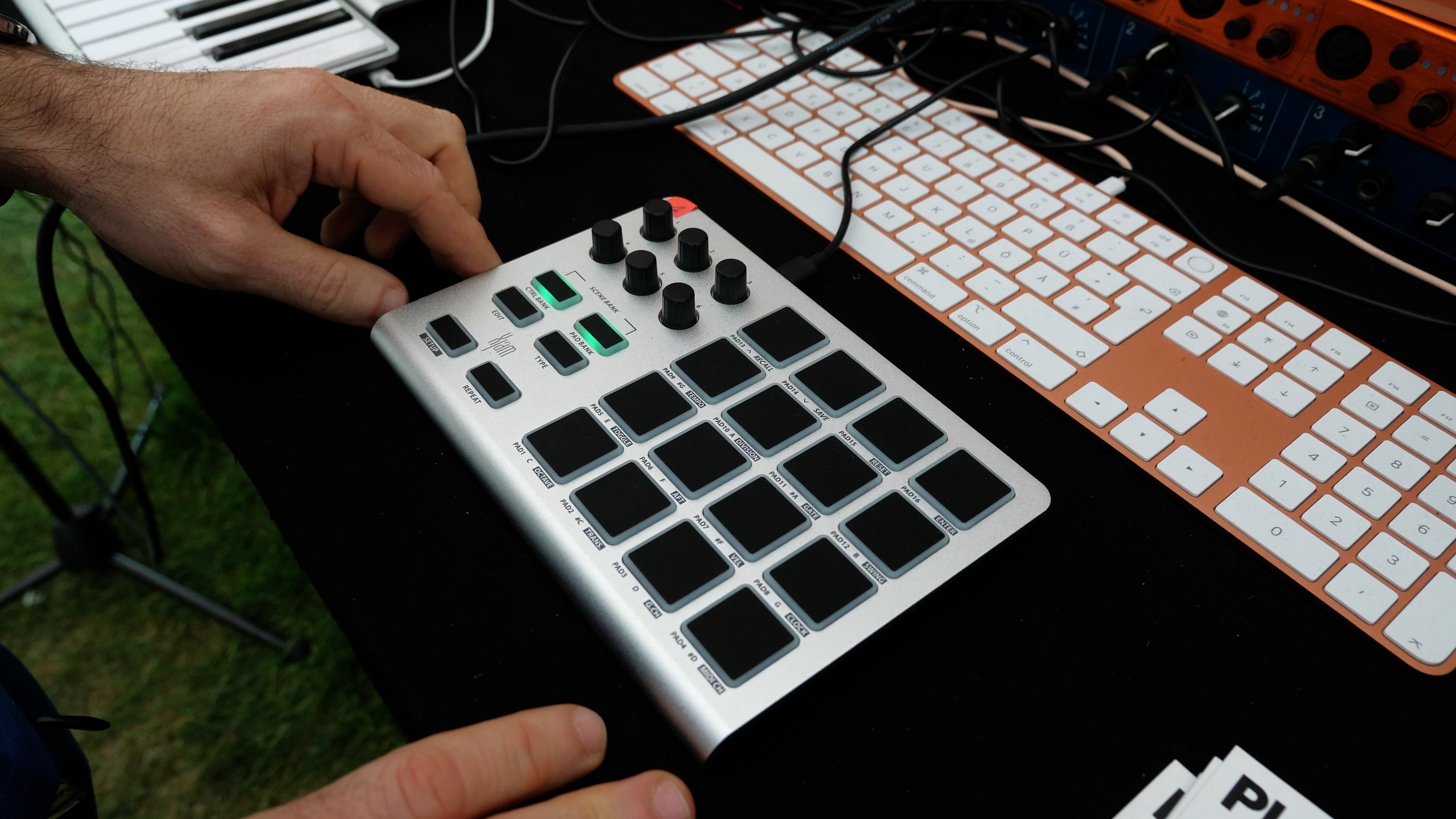 Behringer QT32 Play, un prototipo de teclado controlador MIDI / CV con 127  sonidos