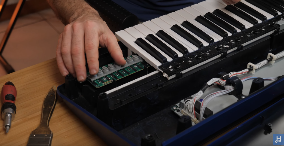 Cómo limpiar los contactos del teclado de tu sintetizador 