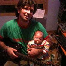mi bebe ,mi guitarra yyo