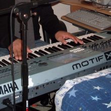 tocando a Mi Motif XS