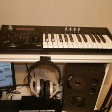 Detalle del Korg Micro X y los auriculares Fostex T7