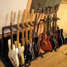 Ajustando algunas de nuestras guitarras....