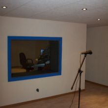 Sala de grabación y vista al fondo de sala de control