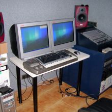 El estudio con un lateral de la mesa acabado