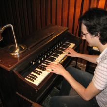 Tocando el armonium...