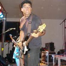 BAJISTA EN ESTAKAZO