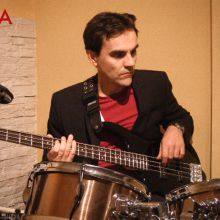 Sentado con el bajo