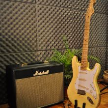 Close-up Fender Stratocaster Marshall Class 5 y Pedales