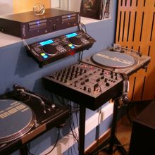 PLATOS , CD'S Y MESA