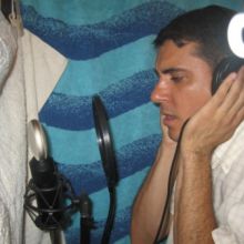 Dago (bajo) grabando voces