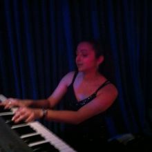 Tocando piano...