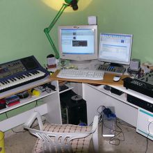 El estudio en el salon.