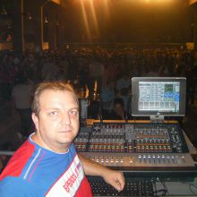 En vivo operando VENUE de AVID (ex Digidesign)